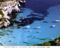 Cala d�Or: Weisse Boote auf weissem Sand